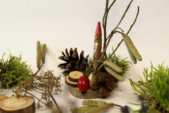 Kleiner Winterwichtel, gebaut aus Ästen, Zapfen und anderen Naturmaterialien